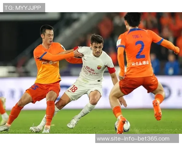 上海海港喜获三连冠更衣室庆祝合影传递冠军荣耀 上海海港喜获三连冠更衣室庆祝合影传递冠军荣耀