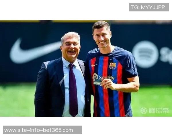 拜仁高层澄清巴萨未拖欠莱万多夫斯基转会费的传闻